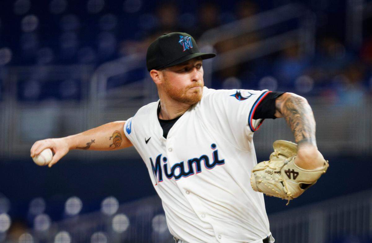 El abridor de los Marlins Adam Oller lanza en el primer inning del partido ante los Diamondbacks de Arizona, celebrado el 19 de agosto de 2024 en Miami.