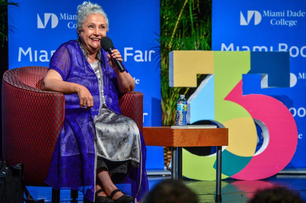 La escritora mexicana Laura Esquivel, autora del gran éxito “Como agua para chocolate” en una imagen de archivo fechada en Miami el 11 de noviembre de 2018.