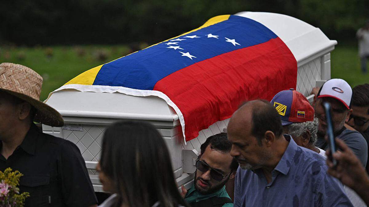 Familiares, amigos y miembros de la sociedad civil cargan el féretro de Carmen Navas, madre del fallecido preso político Víctor Quero Navas, durante su entierro en Caracas, el martes 19 de mayo de 2026. La madre del preso político venezolano Víctor Hugo Quero Navas falleció el domingo 17 de mayo de 2026, a los 81 años, apenas unos días después de confirmarse la muerte de su hijo bajo custodia del Estado, según informaron sus familiares a la AFP.