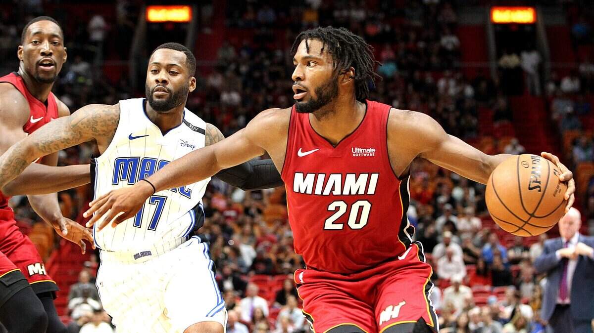 El jugador del Heat Justise Winslow entra al aro ante la marca de Jonathon Simmons, del Magic, en el primer cuarto del partido celebrado el 4 de diciembre de 2018 en Miami.