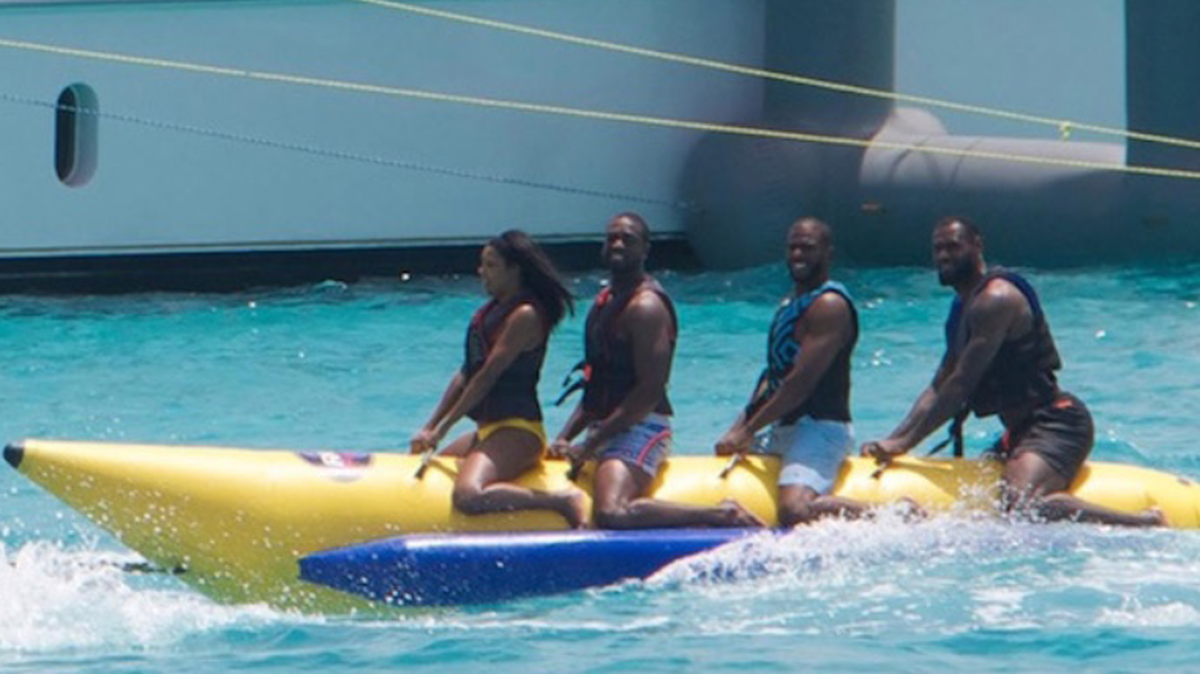 La foto original de la llamada Banana Boat en Bahamas.  En la misma aparecen Gabrielle Union, Dwyane wade, Chris Paul y  LeBron James (de izq. a der.).