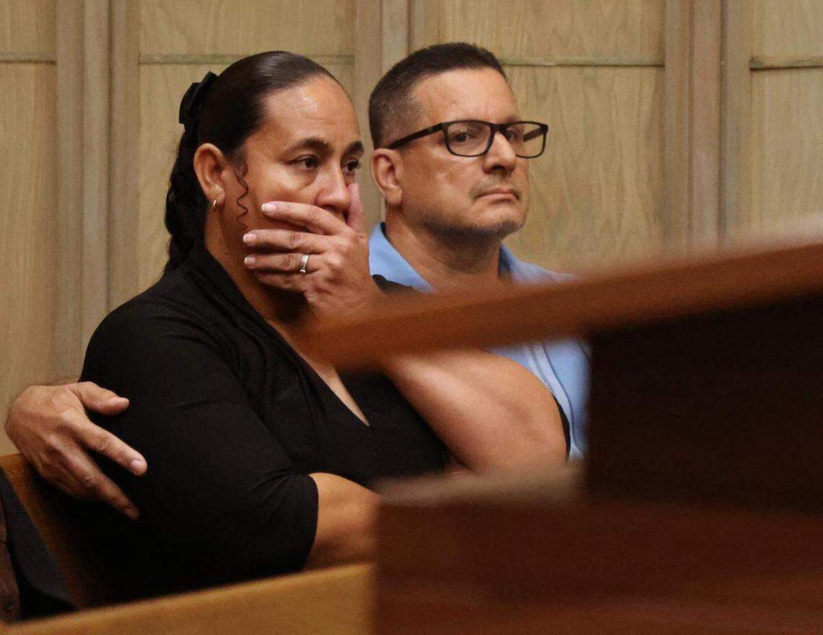 Familiares reaccionan con incredulidad ante la lectura de los veredictos de culpabilidad de Daniel Ramos-Avilés por los cargos en su contra durante su juicio en Miami el jueves 4 de septiembre de 2025. Ramos-Avilés fue condenado por abusar sexualmente de tres niñas durante 10 años en un caso supervisado por la jueza Marisa Tinkler Méndez en la Sala 4-6.