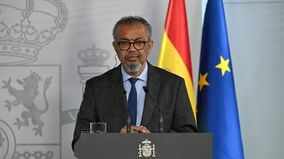 El presidente del Gobierno de España (fuera de cuadro) y el director general de la Organización Mundial de la Salud (OMS), Tedros Adhanom Ghebreyesus, ofrecen una rueda de prensa conjunta en el Palacio de la Moncloa, en Madrid, el 12 de mayo de 2026.