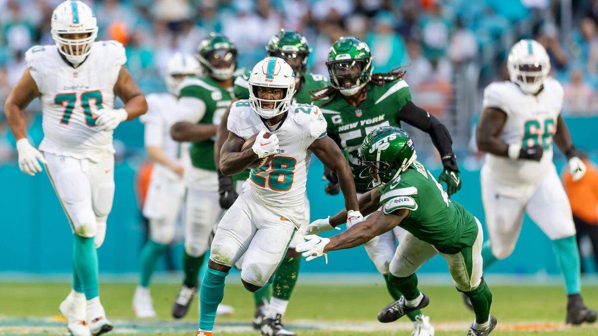 El running back de los Dolphins De’Von Achane (28) es el plan B del equipo en caso que sus ases de la ofensiva, Raheen Mostert y Jaylen Waddle, no puedan jugar o estén limitados para el partido decisivo contra Buffalo Bills el domingo en el Hard Rock Stadium en Miami Gardens.