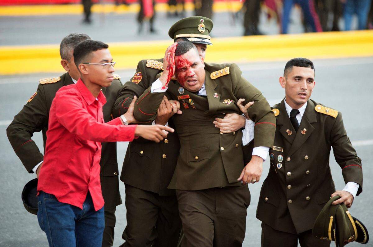 Un soldado venezolano es socorrido por sus compañeros tras el supuesto ataque con drones en el discurso de Maduro en Caracas el 4 de agosto del 2018.