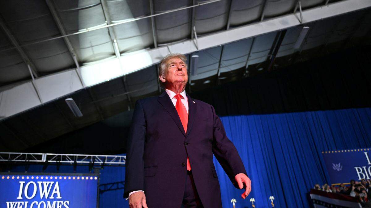 El presidente de Estados Unidos, Donald Trump, llega para dar declaraciones sobre la economía en Clive, Iowa, el 27 de enero de 2026.