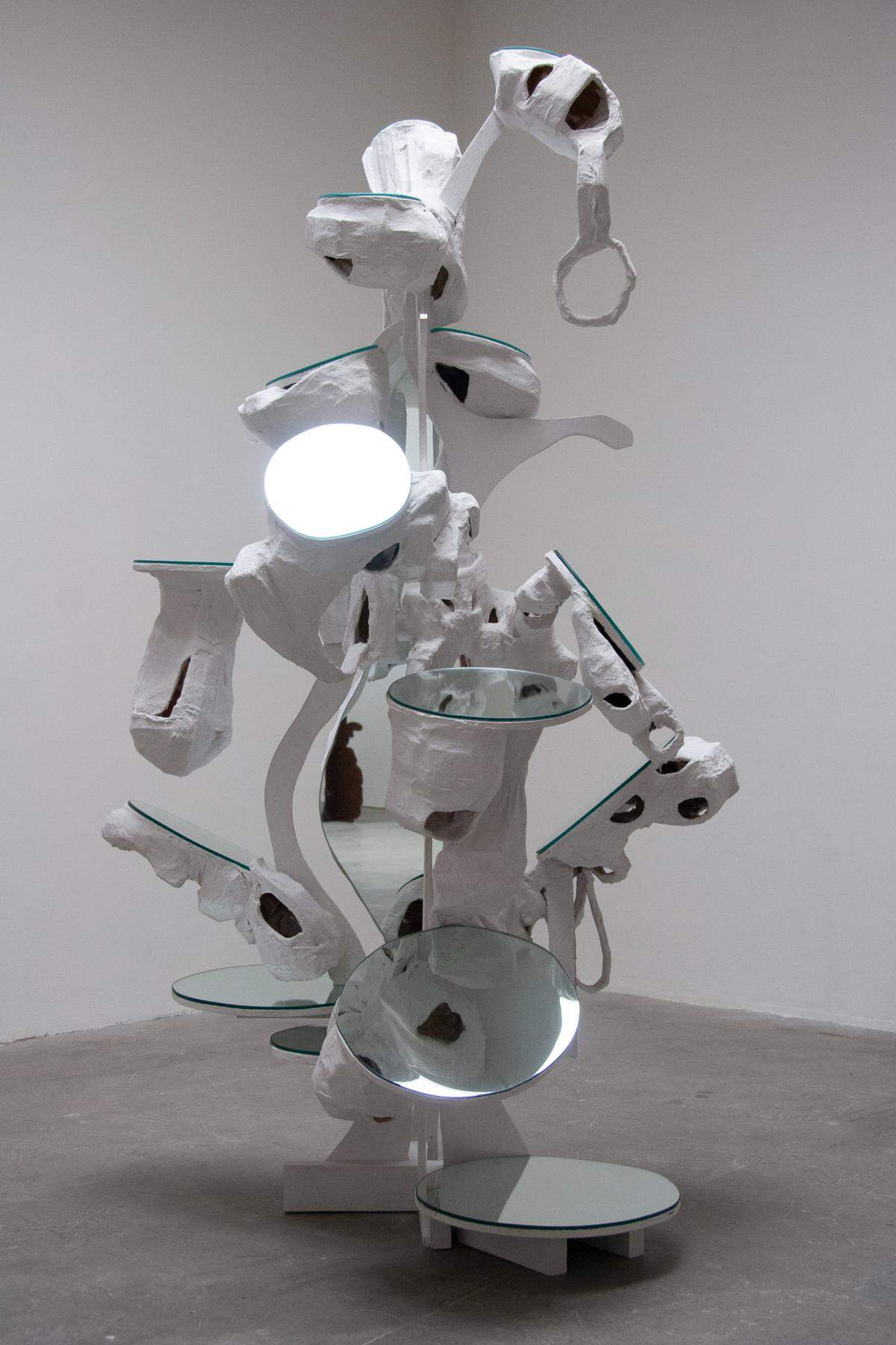 Feinstein a menudo usa espejos en su trabajo. Le encantaba esta escultura, llamada “Modelo”, tanto que se la compró al coleccionista que la poseía. 