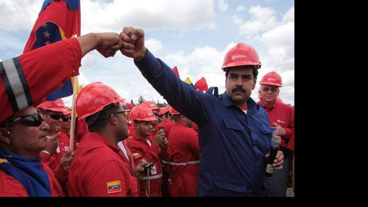 Nicolás Maduro saluda a un empleado de Petróleos de Venezuela S.A. durante una visita a la faja petrolífera del río Orinoco, el 21 de marzo del 2013.