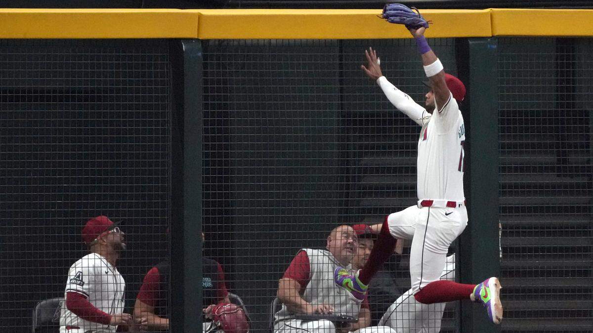 El jardinero de los Diamondbacks Lourdes Gurriel Jr. captura una pelota en una jugada en el tercer inning del partido contra los Filis de Filadelfia, celebrado el 11 de agosto de 2024 en Phoenix.
