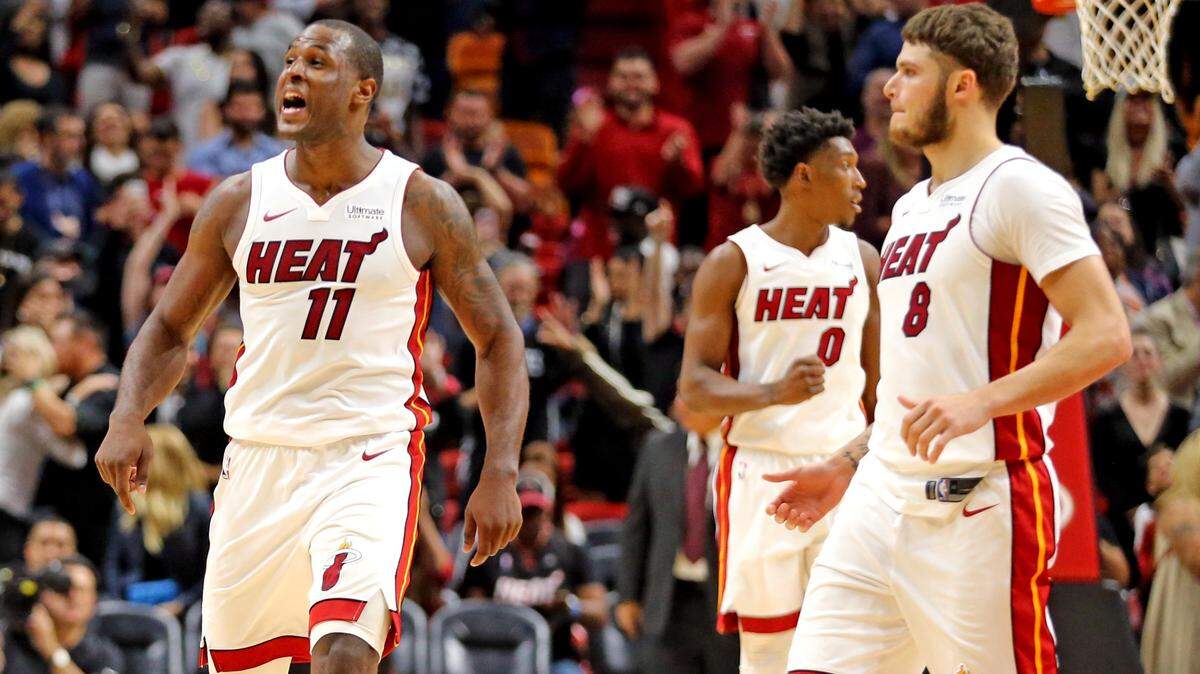 Dion Waiters (izq.) reacciona después de anotar una canasta en el partido contra los Timberwolves, el 3 de octubre del 2017 en Miami.