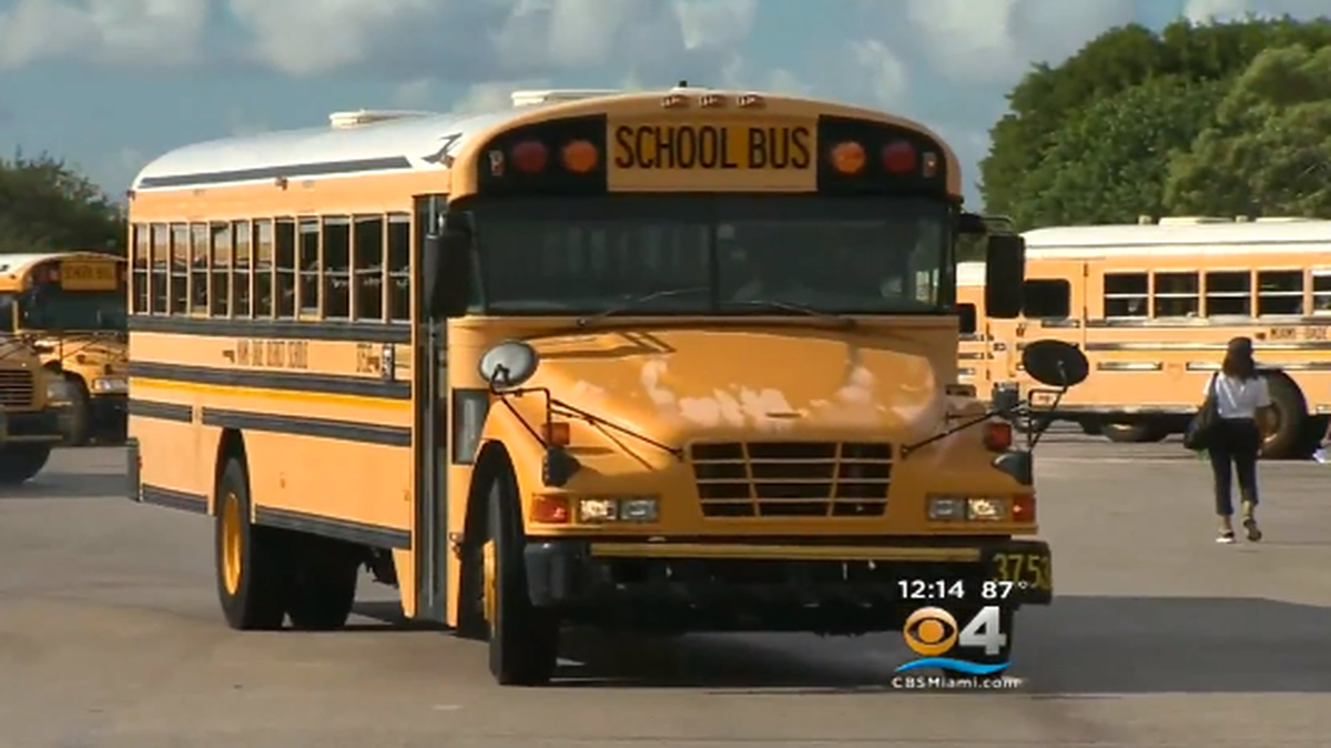 Unos 1,300 autobuses del Condado Miami-Dade salieron a las calles el lunes, como preparación para los casi 60,000 estudiantes que transportaran diariamente durante el año escolar que comenzará el próximo lunes 24 de agosto.