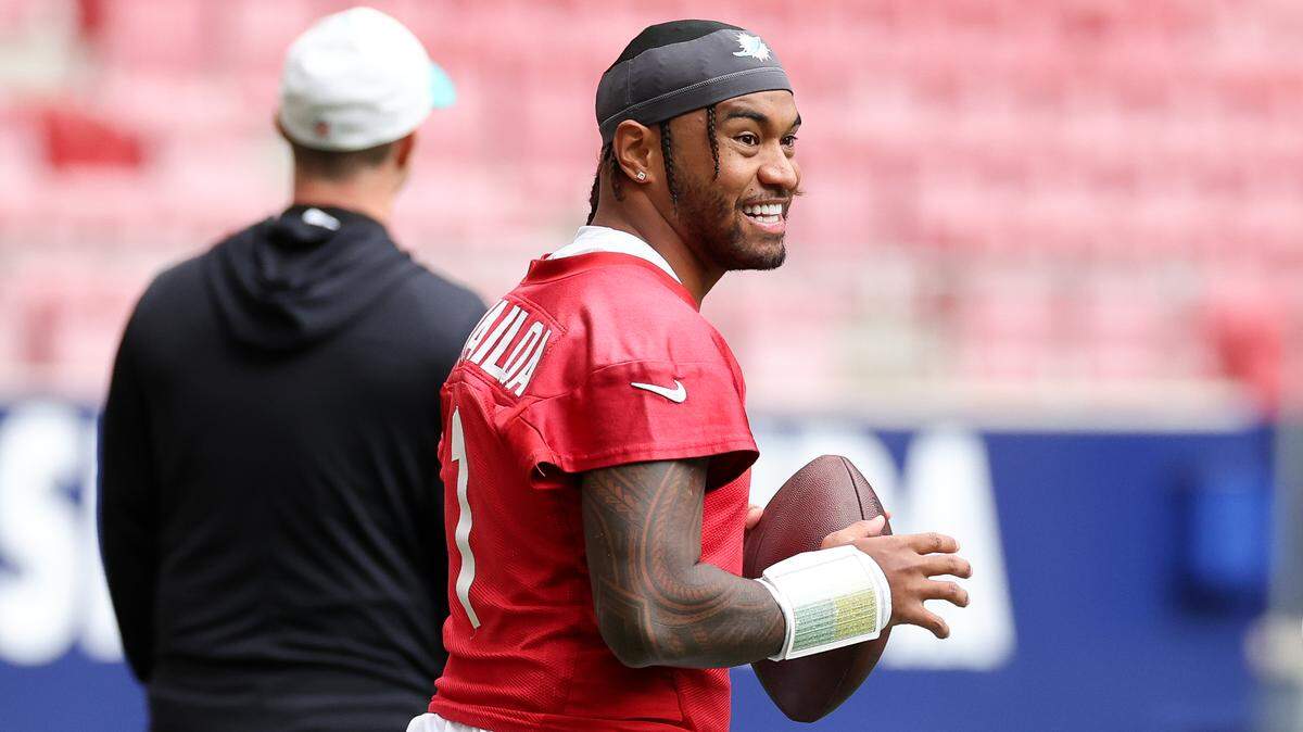 Tua Tagovailoa, quarterback de los Miami Dolphins, durante una práctica en el estadio Metropolitano de Madrid el 14 de noviembre antes del partido de la NFL contra los Washington Commanders en el Santiago Bernabéu en Madrid, España.