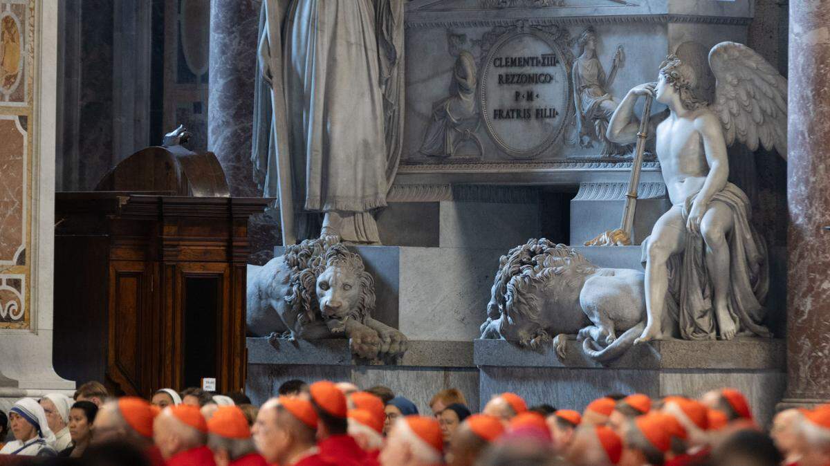 Celebración Eucarística en sufragio del Sumo Pontífice Francisco, en el quinto día del Novendiali, dentro de la Basílica Vaticana en Roma.