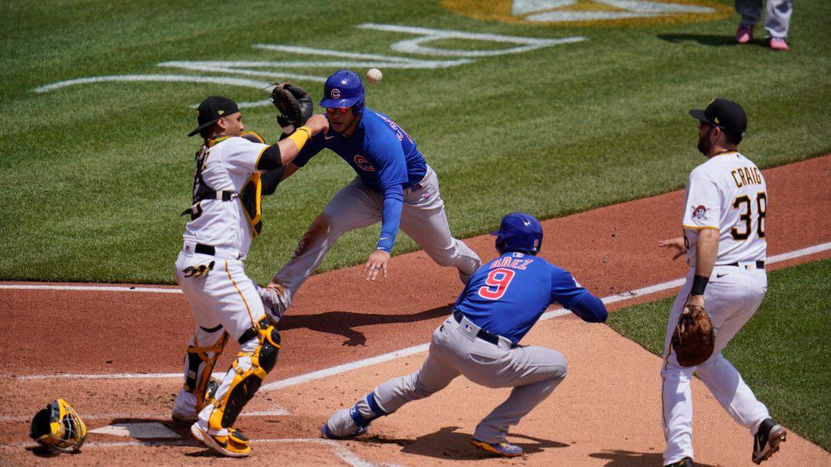 El impredecible campocorto de los Cachorros Javier Báez (#9) bateó una roleta a la antesala y corrió a la inicial. De pronto, retrocedió hacia home, perseguido por el primera base Will Craig, lo cual provocó una comedia de errores que puso en marcha un racimo de dos carreras, para que Chicago se impusiera el jueves por 5-3.