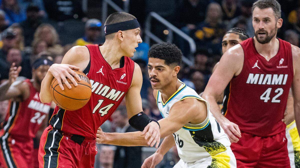 El escolta del Heat de Miami Tyler Herro (izq.) anotó 28 puntos en el partido ante los Pacers, celebrado el 17 de noviembre de 2024 en Indianápolis.