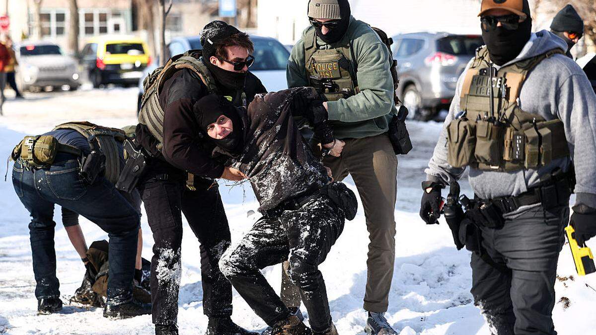 Agentes federales detienen a un manifestante que estaba protestando en contra de las violentas redadas antiinmigrantes, el martes 3 de febrero de 2026, en Minneapolis, Minnesota.