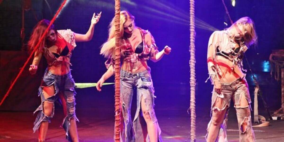 Circo paranormal. Un espectáculo de circo (sin animales) donde se encuentra con acróbatas realizando intrépidas maniobras, pero dentro de un ambiente paranormal, con zombis, que de repente realizan piruetas sincronizadas.