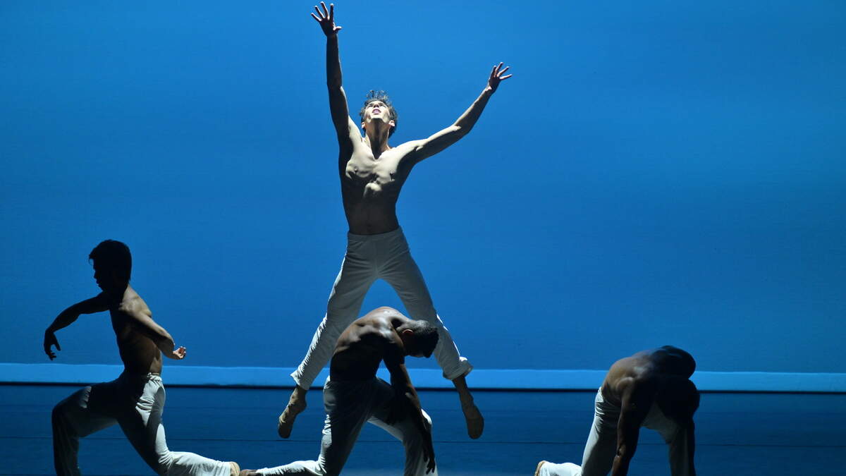 Los bailarines de Miami City Ballet (Satoki Habuchi, Rui Cruz y Andrei Chagas al frente, Ethan Rodriguez en el aire) en “Seven Days Walking”, de Nathalia Arja. 