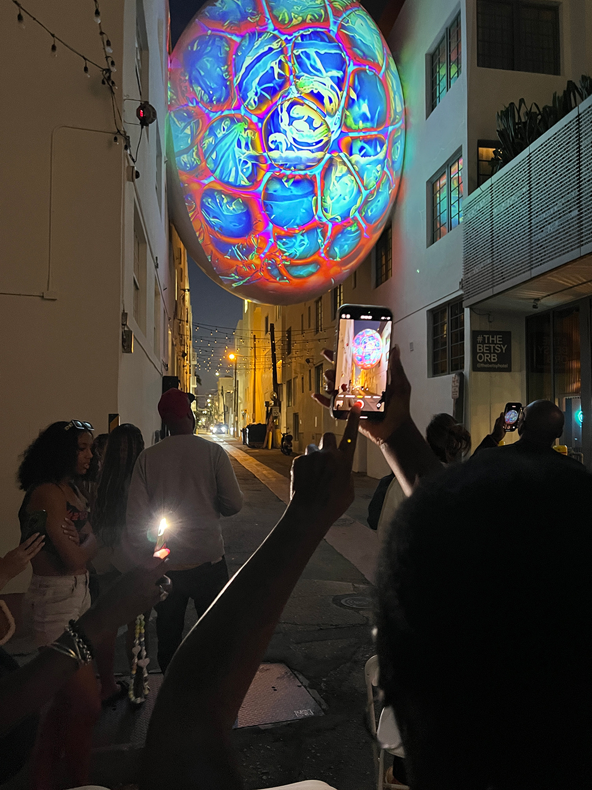 The Betsy convierte su icónica estructura esférica en un nuevo lienzo de arte digital al aire libre.