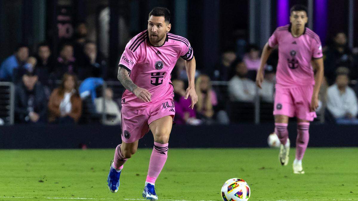 El delantero del Inter Miami Lionel Messi conduce el balón en el partido de la MLS contra Real Salt Lake, el 21 de febrero de 2024 en el Chase Stadium en Fort Lauderdale, Florida.