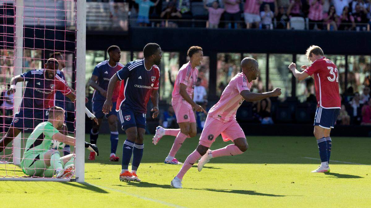 El jugador del Inter Miami Fafa Picault (der.) reacciona tras anotar un gol ante FC Dallas, en el partido de la MLS celebrado el 27 de abril de 2025 en el Chase Stadium en Fort Lauderdale, Florida.
