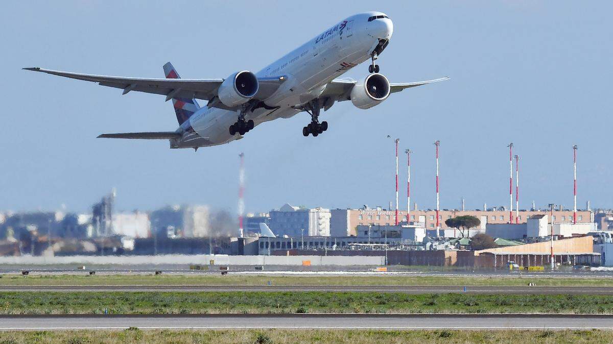 Un avión de Latam en el aeropuerto de Fiumicino. Fiumicino (Italia), 30 de enero de 2024.