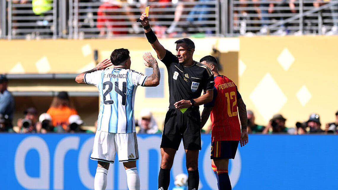 Una semana después, el árbitro de la final del Mundial entre España y Argentina se retira
