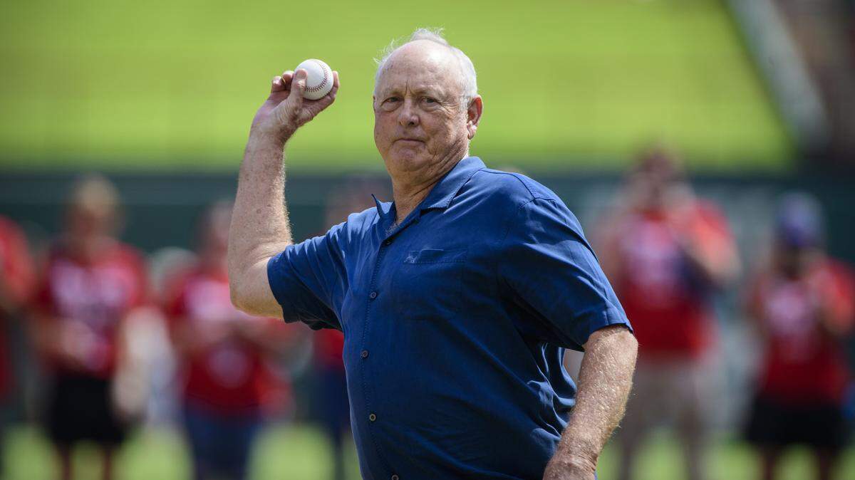 Nolan Ryan tiene el récord de 5,714 ponches en Grandes Ligas. Lanzó siete juegos sin permitir imparables ni carreras.