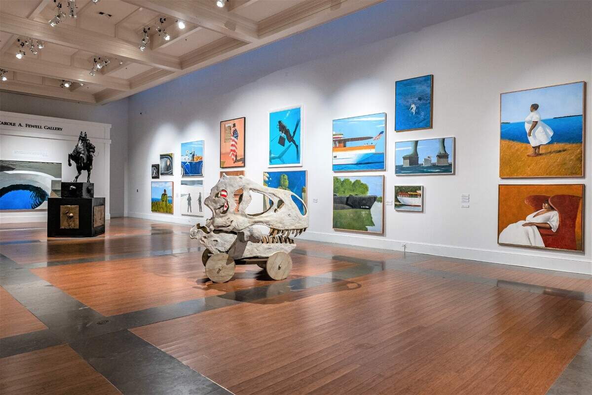 Vista de la sala de exhibiciones del Coral Gables Museum.