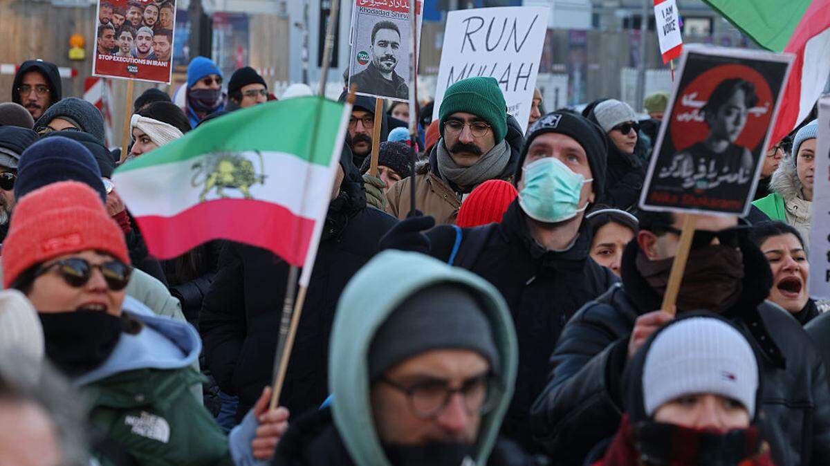Miles de manifestantes marchan para exigir un cambio de régimen en Irán, el domingo 11 de enero de 2026 en Berlín, Alemania. Las protestas callejeras contra el gobierno y las violentas represalias en Irán se han intensificado, y hasta el domingo se han reportado casi 200 muertos y muchos heridos que han requerido hospitalización.
