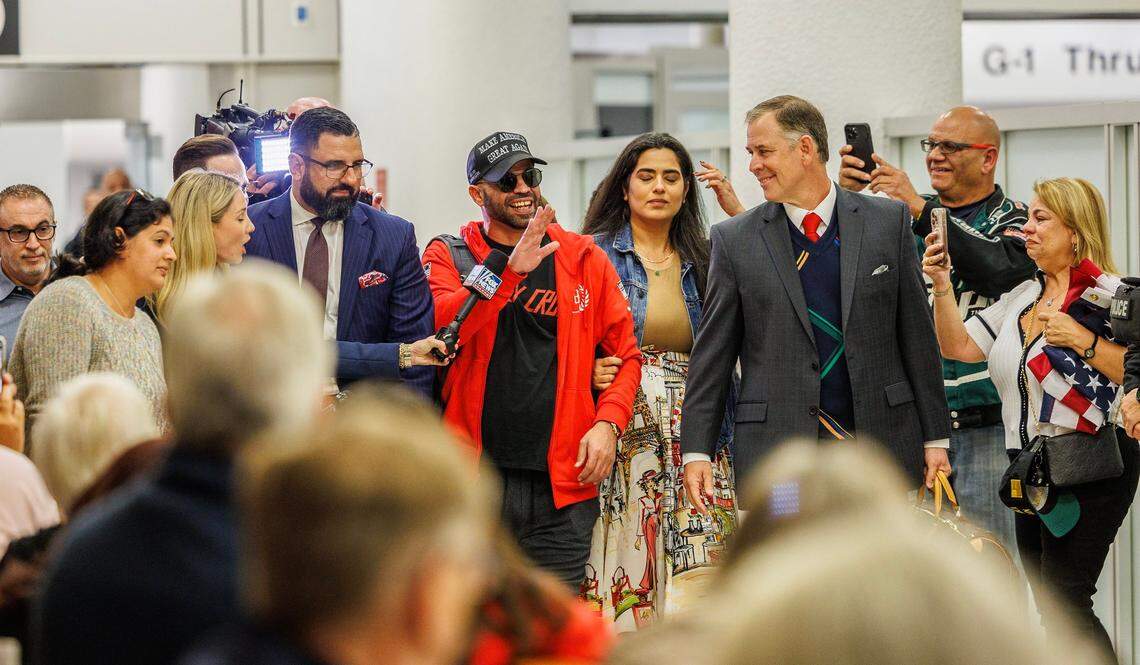 El exlíder de Proud Boys, Enrique Tarrio, saluda a sus familiares y seguidores cuando llega al Aeropuerto Internacional de Miami después de ser liberado de una prisión federal por el presidente Donald Trump en virtud de una orden ejecutiva el lunes pasado, en Miami el miércoles 22 de enero de 2025.