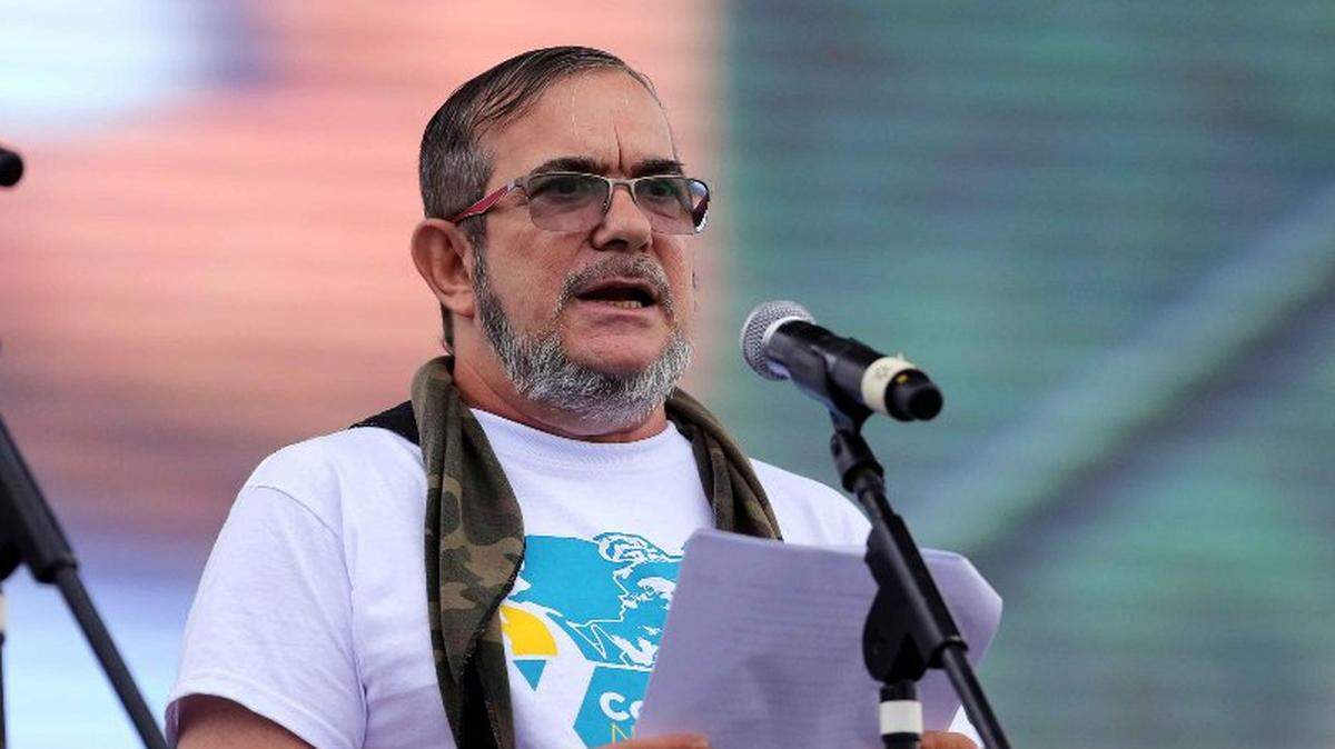 Fotografía de archivo fechada el 17 de septiembre de 2016 que muestra al líder de las FARC, Rodrigo Londoño Echeverri, alias "Timochenko", mientras pronuncia un discurso en la Décima Conferencia Guerrillera, en el Diamante (Colombia).