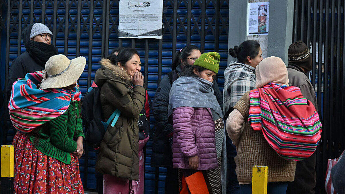 La gente hace fila temprano por la mañana para comprar productos básicos de primera necesidad en la Empresa de Apoyo a la Producción de Alimentos (Emapa) a un precio más bajo que en los mercados privados de La Paz, el 11 de junio de 2025.