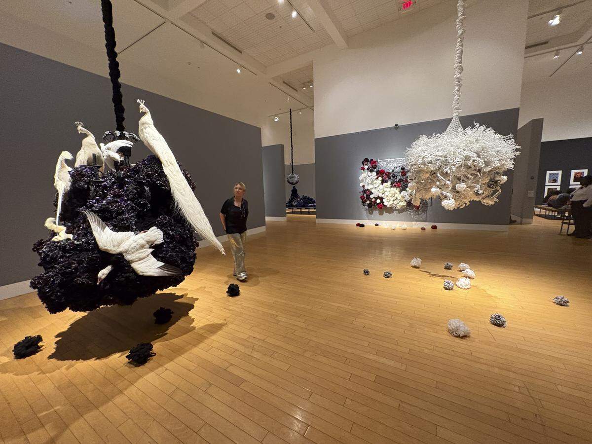 Exposición “Petah Coyne: How Much A Heart Can Hold” (“Cuánto puede contener un corazón”). Obras en sala. Lowe Art Museum, UM. 