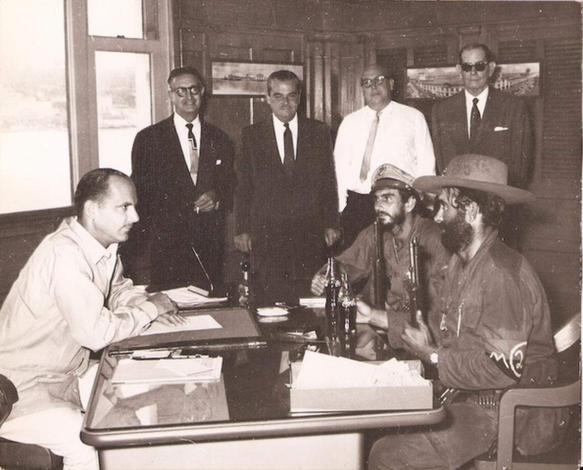Miembros del ejército de Fidel Castro anuncian la nacionalización de Havana Docks a su presidente, Willian C. Behn.