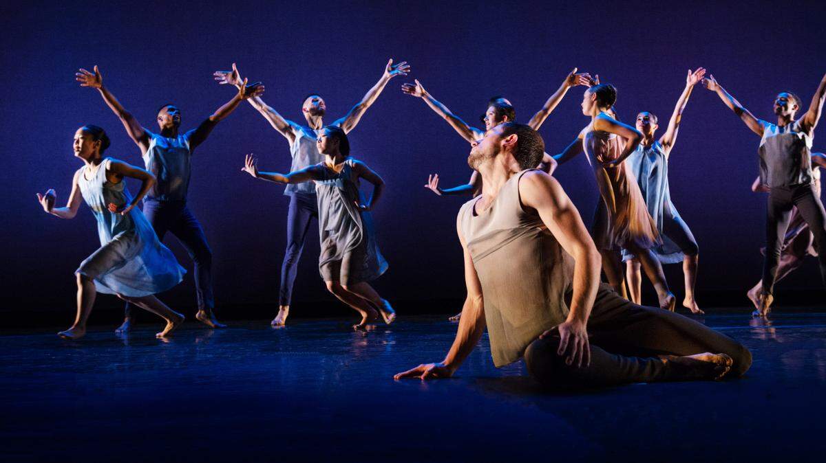 Limón Dance Company en “Psalm”, con Nicholas Ruscica (en primer plano).