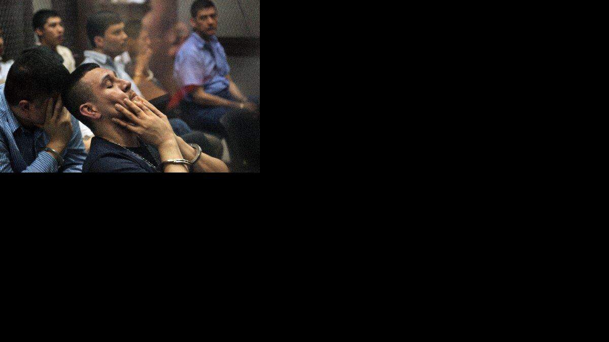 Foto de archivo. Miembros del grupo "Los Zetas" esperan el veredicto del juicio en el interior de una celda de seguridad en Ciudad de Guatemala.