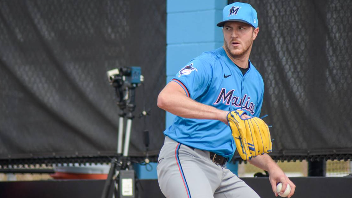 Trevor Rogers lanza en una sesión de bullpen en los entrenamientos de primavera de los Marlins, el 16 de febrero de 2024 en Jupiter, Florida.