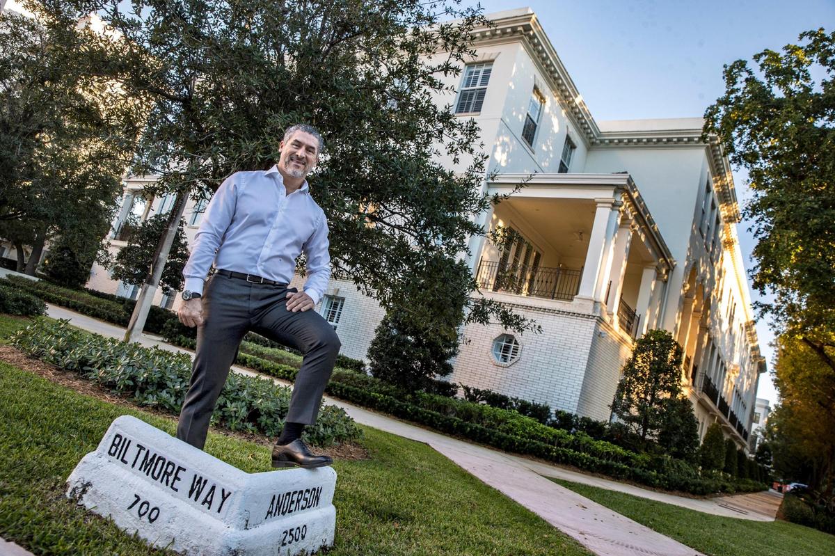 El empresario venezolano Alirio Torrealba, director ejecutivo de MG Developer, frente a su proyecto de casas adosadas de lujo “Beatrice Row”, ubicado en la esquina de Biltmore Way y Anderson Road en Coral Gables, uno de sus proyectos en la ciudad. Miércoles 12 de enero de 2023. Coral Gables, FL