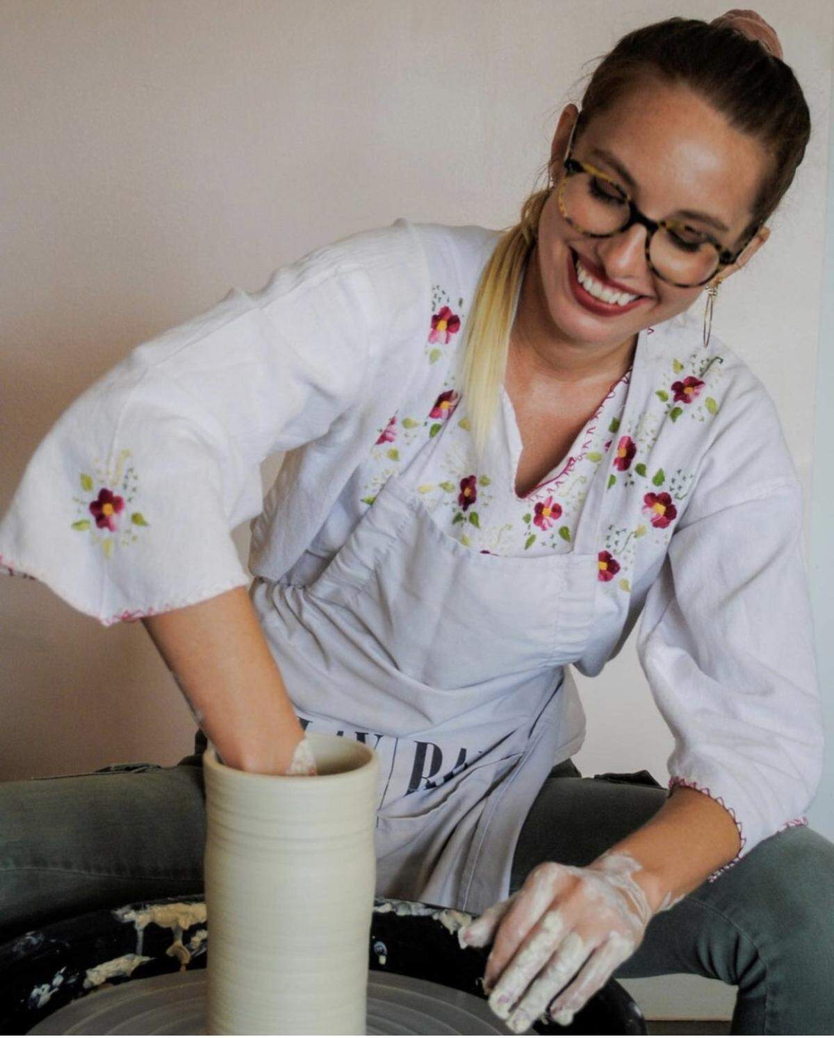 “Seramics with Sarah”, taller práctico de artesanía dirigido por Sarah Glass, con garantías de distanciamiento social, que se lleva a cabo el sábado 24 de abril, de 1 a 4 p.m., en WYN 317.