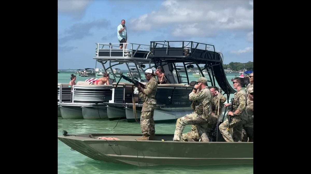El Ejército afirma que soldados dispararon balas de fogueo contra navegantes en Crab Island, en el Panhandle de la Florida y el incidente está siendo investigado.