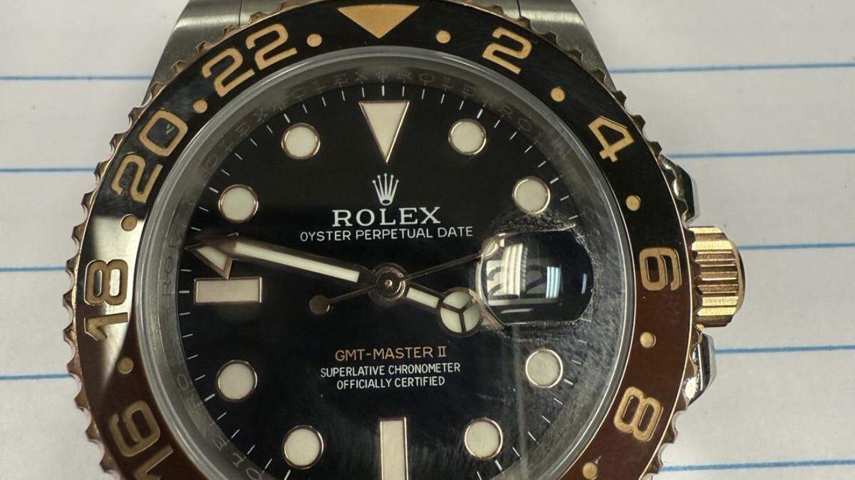 Dos joyeros del sur de Florida fueron arrestados tras presuntamente vender relojes Rolex falsos por más de $70,000.