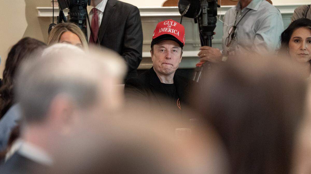 Elon Musk escucha durante una reunión de gabinete encabezada por el presidente Donald Trump en la Sala del Gabinete de la Casa Blanca, en Washington, D.C., el miércoles 30 de abril de 2025.