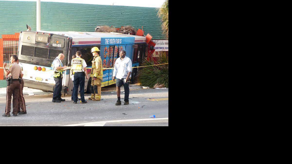 Un autobús chocó contra un edificio ubicado en la calle 36 del noroeste de Miami la mañana del jueves. Roberto Koltun/El Nuevo Herald