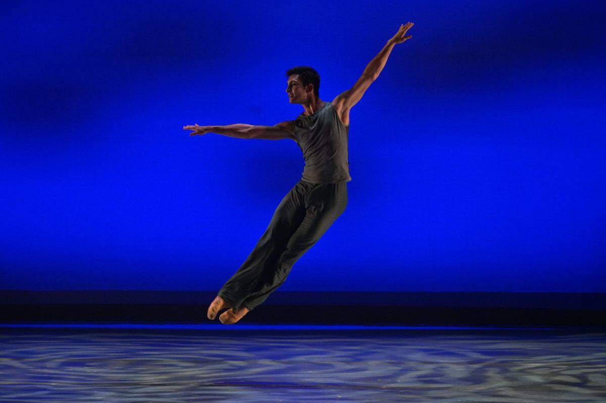 El bailarín Ariel Morilla en “Imagined Notions” del coreógrafo Yanis Pikieris. 
