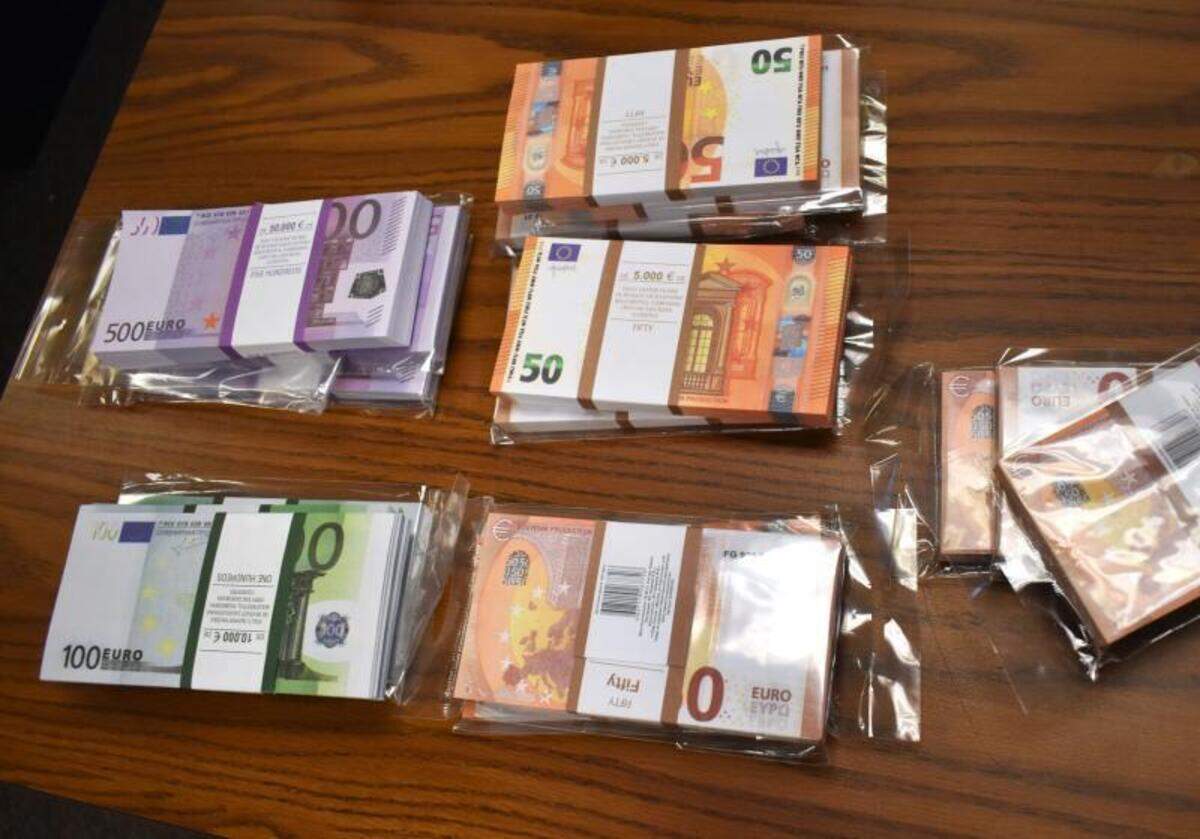 Un paquete declarado como “Dinero ficticio para (el juego) Monopoly” con destino a Miami enviado desde Rusia fue interceptado por CBP. Se trataba de euros falsificados.