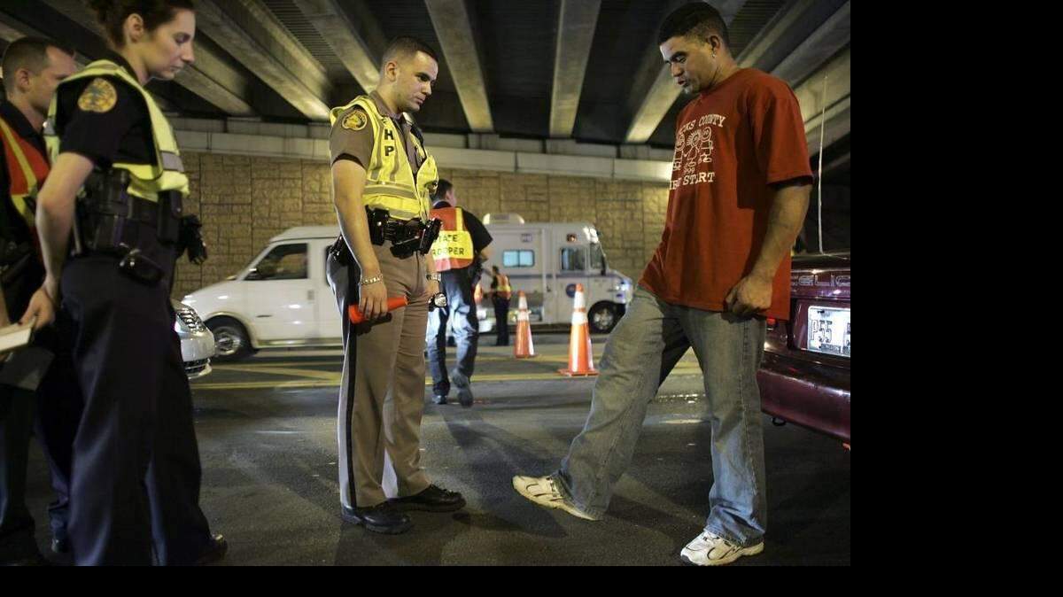  David Casillas, quién aparece en esta fotografía durante un puesto de control de DUI en 2006 en Miami, fue arrestado el martes acusado de ayudar a un amigo a cubrir un accidente de tránsito. Joe Raedle -Getty Images