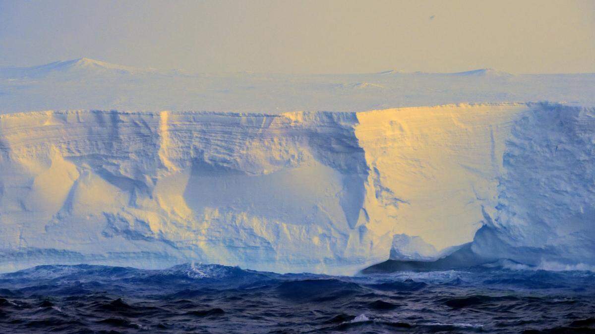 El iceberg más grande del mundo, A23a, en el mar de Scotia entre la Antártida y la isla Georgia del Sur.