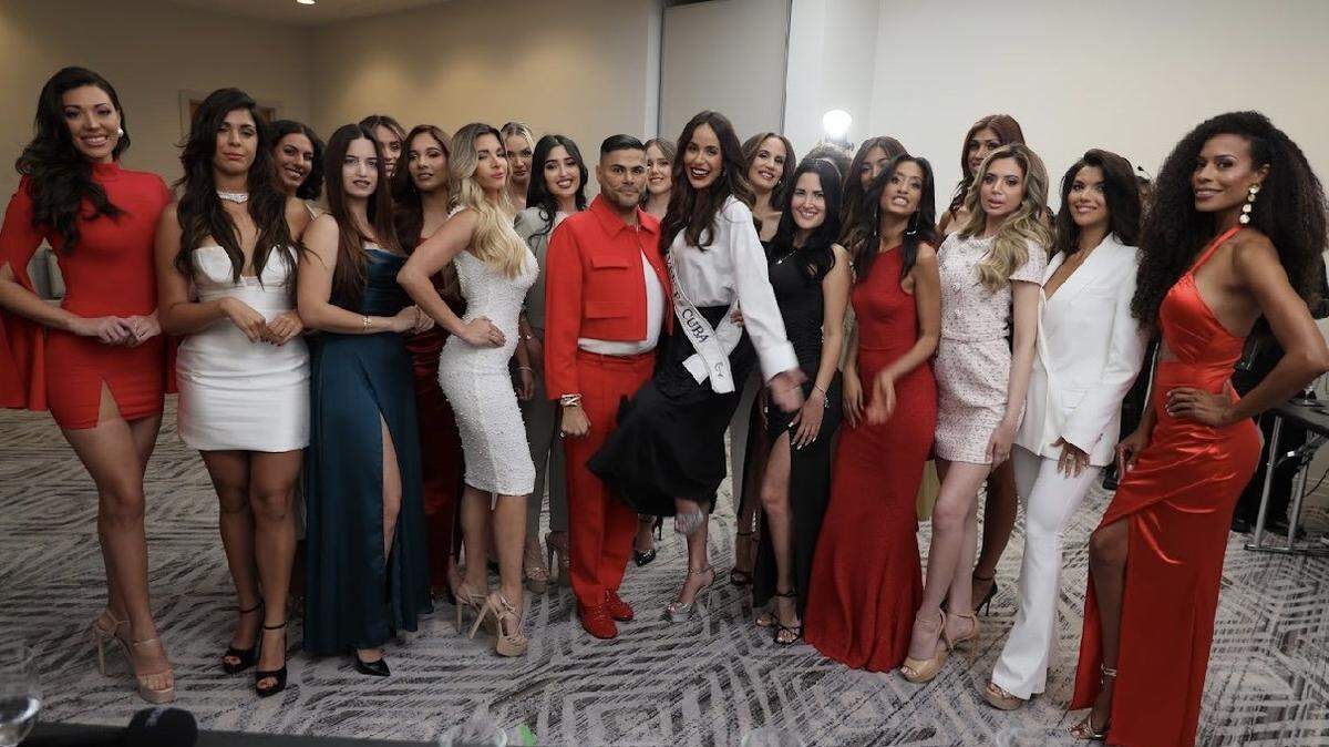 Prince Julio César, director de Miss Universe Cuba, y Marianela Ancheta, Miss Universe Cuba 2024 (al centro), con las candidatas oficiales que competirán por el título de Miss Universo Cuba 2025 en Hialeah.