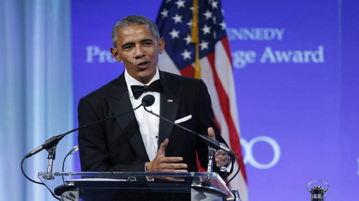 El expresidente de Estados Unidos Barack Obama realiza una intervención luego de ser galardonado en los Premios Perfiles de Coraje, en la Biblioteca John F. Kennedy de Boston, el 7 de mayo del 2017.